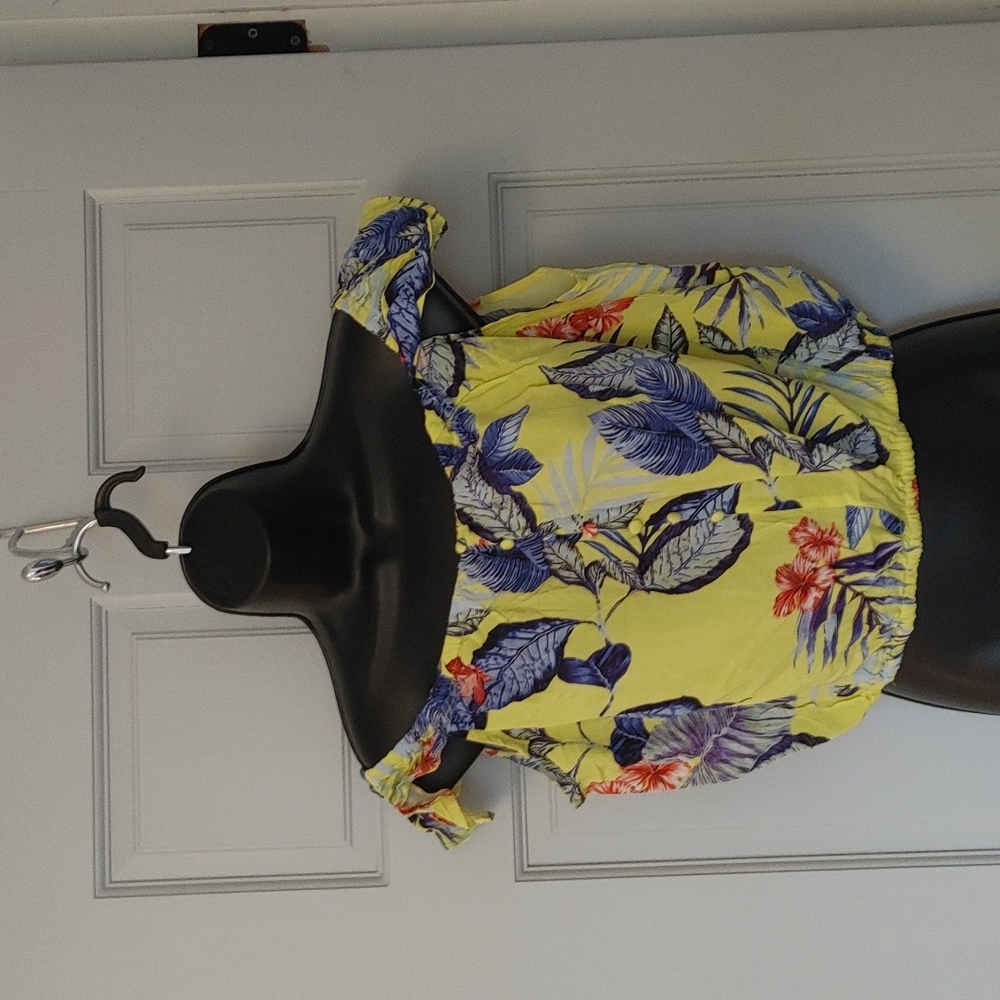 FOREVER 21 floral/tropical theme crop top